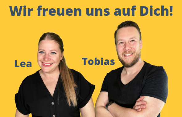 Lea Wurm und Tobias Hombach von Learn. Interact. Digital. lächeln vor gelbem Hintergrund mit dem Text ‚Wir freuen uns auf Dich!