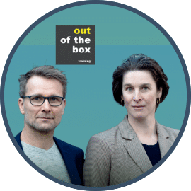 Porträt von Steffen Böye und Miriam Gronau vor blauem Hintergrund mit Logo „out of the box training“, beide Businessschauspieler.