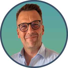 auf dem Portraitbild ist Thomas Linke zu sehen. Er trägt eine Brille und schaut freundlich in die Kamera