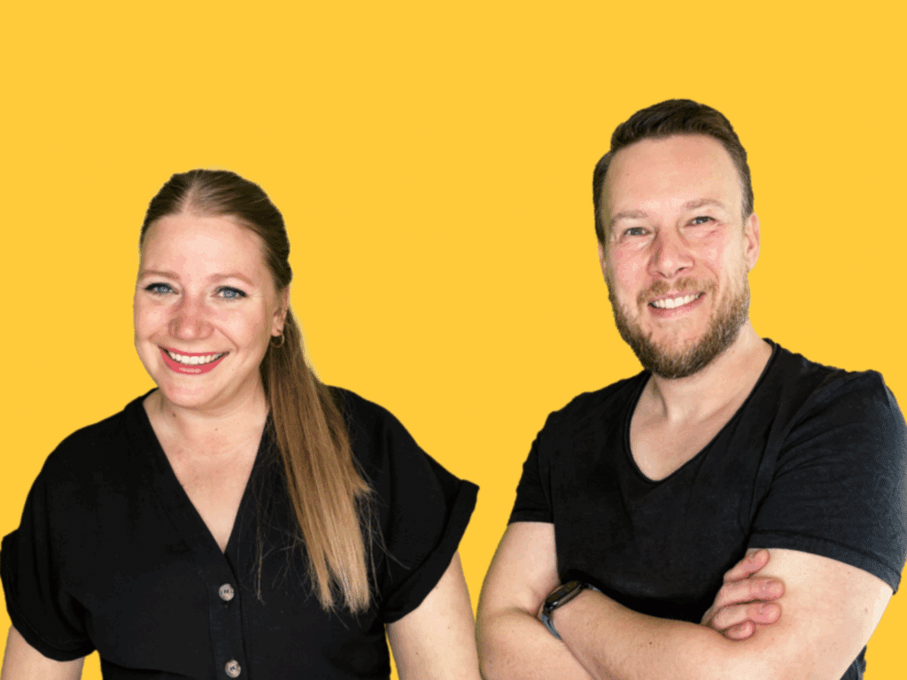 Lea Wurm und Tobias Hombach von Learn. Interact. Digital. lächeln vor gelbem Hintergrund mit dem Text ‚Wir freuen uns auf Dich!