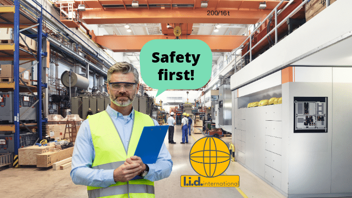 Auf dem Bild ist eine Person zu sehen: Herr Stein ist Führungskraft mit Verantwortung für Sicherheit und Gesundheit im Betrieb.Er steht vor genau den Fragen, die Teilnehmende aus ihrem eigenen Arbeitsalltag kennen.